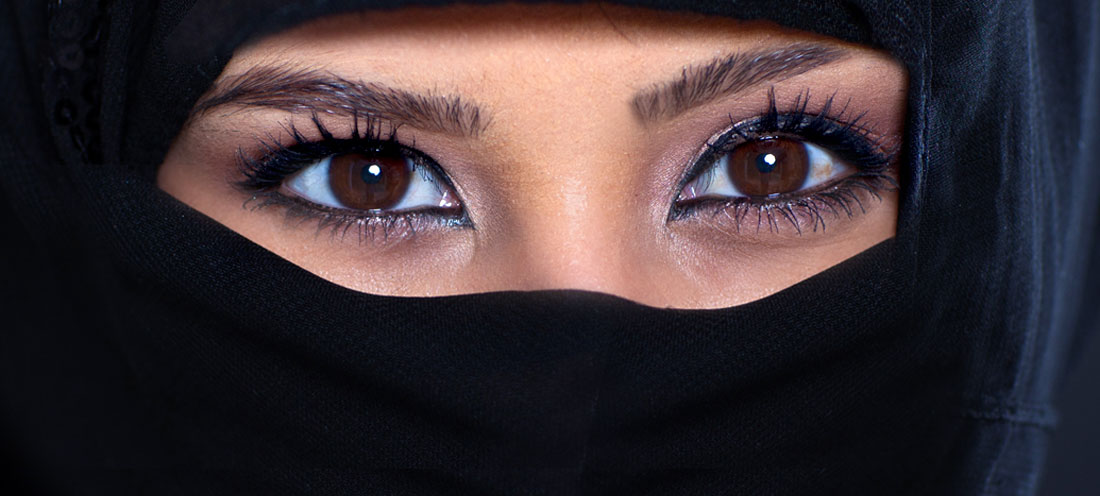 A close up of eyes

Description automatically generated