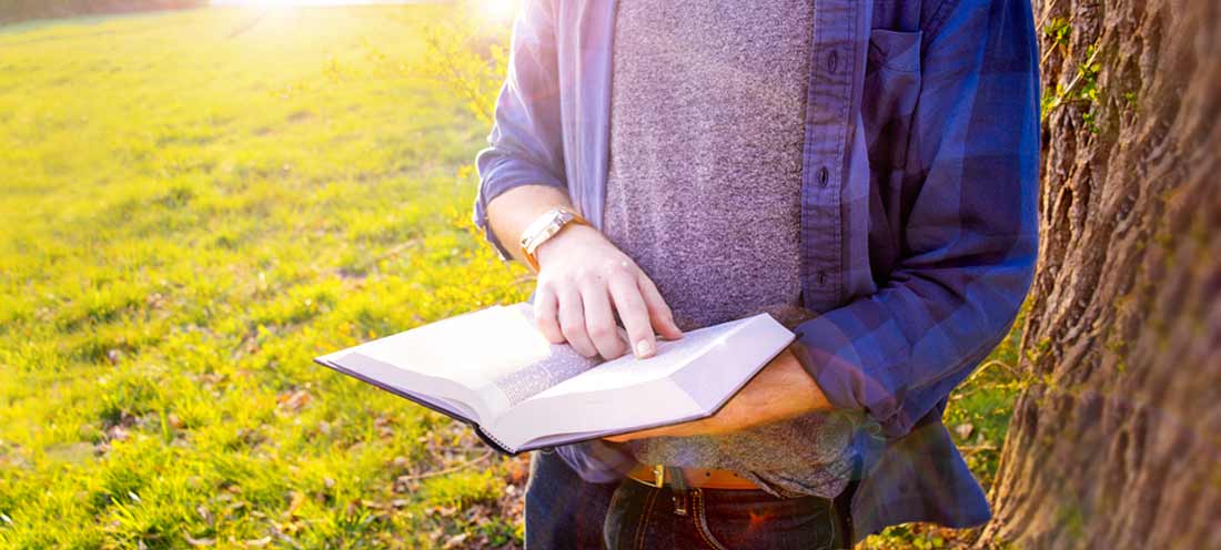 A person holding a book

Description automatically generated