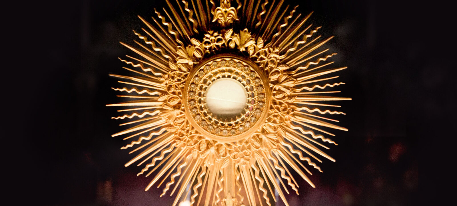 A gold object with a white circle

AI-generated content may be incorrect.